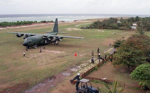 Máy bay vận tải C-130 của Philippines hạ cánh xuống đảo Thị Tứ trên quần đảo Trường Sa thuộc chủ quyền của VN vào tháng 12/1996.